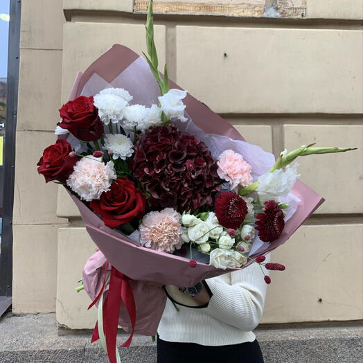 Букет с гортензией, розами и гладиолусами бордовый