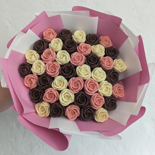 «Молочное облако с клубникой»🍓🍫🤍Букет из 43 шоколадных роз ( шоколад : клубничный, молочный, белый)