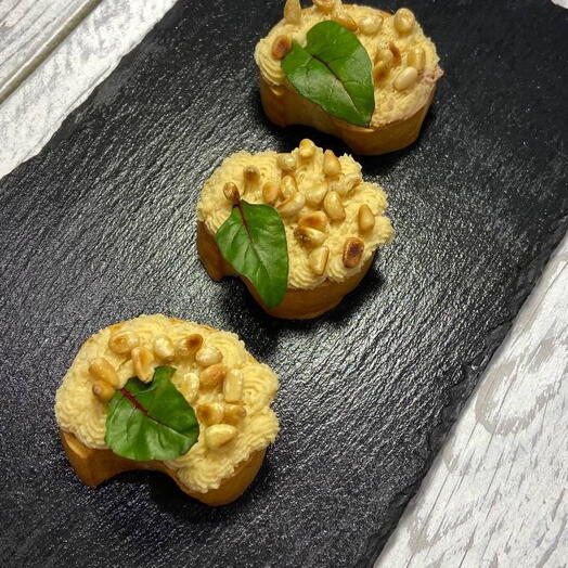 Кростини с хумусом и кедровыми орешками