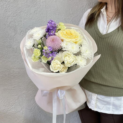 Букет из маттиолы, кустовой розы, пионовидной розы Эквадор и  хризантемы 🌸
