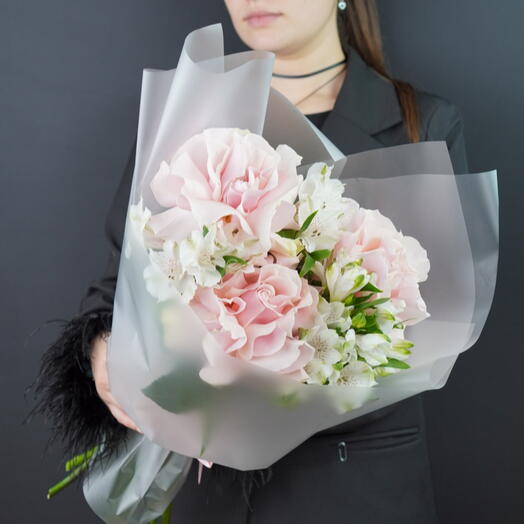 Авторский букет из розовой французской розы и альстромерии, в упаковке