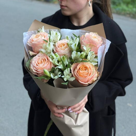 Букет из пионовидных роз и альстромерий