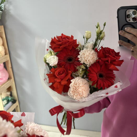 Букет из алых роз и Гербер