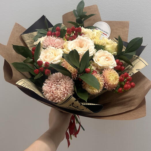 Осенний букет из Астры, кустовой розы, Гиперикума, Рускуса