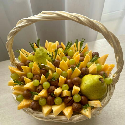 Корзина из сыра с орехами и фруктами