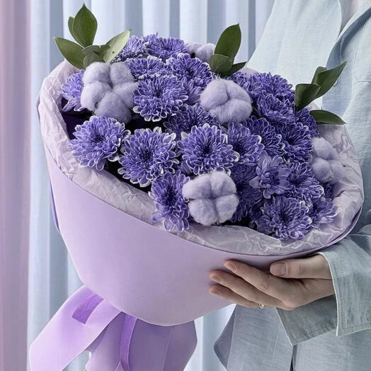 Букет из хризантемы ,,Сирень" с хлопком и рускусом