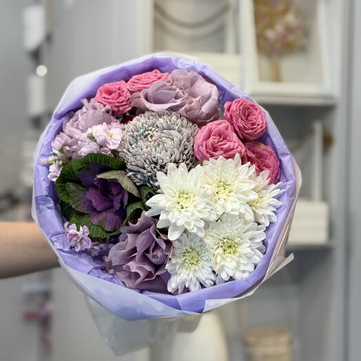 Букет с сезонной хризантемой , брассикой, кустовая Роза и одноголовая Роза