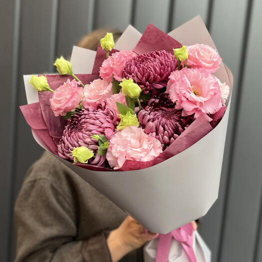 Хризантемы бигуди и розовые эустомы в стильной упаковке для любимой💕
