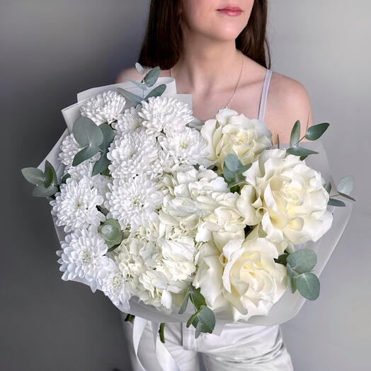 Delicate bouquet of French rose, white hydrangea and bush chrysanthemum