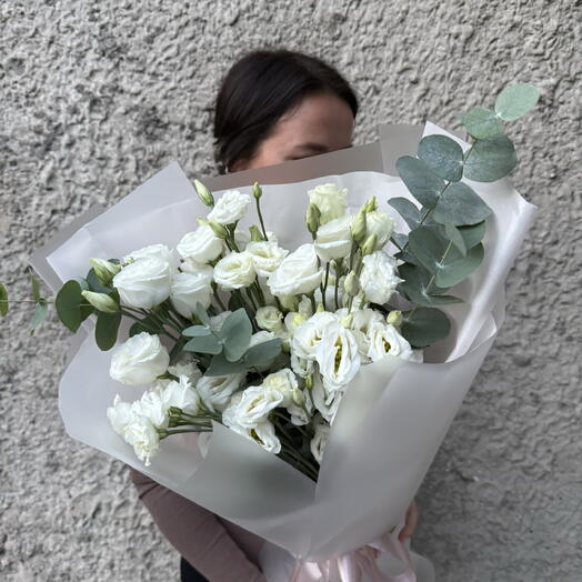Нежный букет из 7 белых эустом с эвкалиптом 🤍