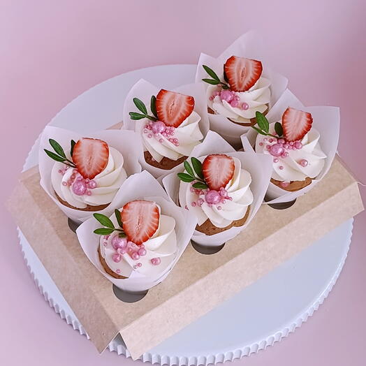 Капкейки на день рождения с клубникой, 6шт