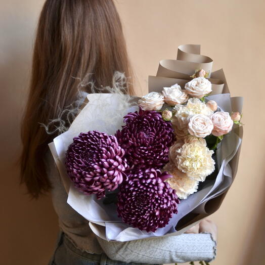 Сборный букет с хризантемами бигуди и пионовидными кустовыми розами бомбастик