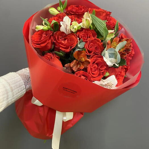 Букет из алых роз