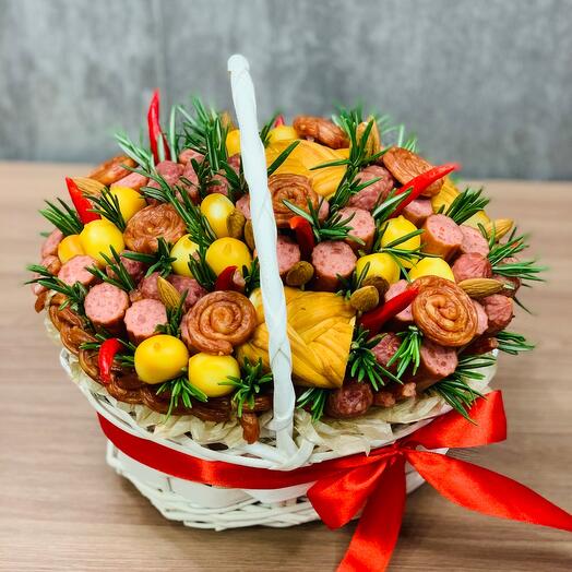 Корзина с колбасой, сыром, орехами