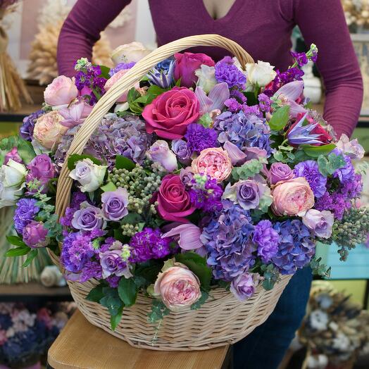 Cesta de flores donde conducen los sueños