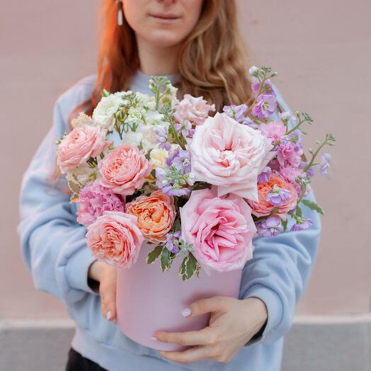 Hatbox with Pink Ohara garden roses and Mattiola, rose Juliet