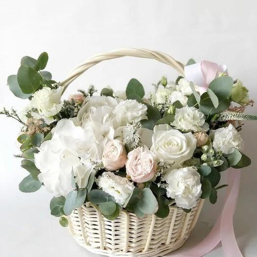 Cesta con flores en una gama delicada