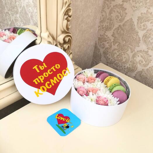 Хризантема с розами и макарунсами в боксе ты просто космос
