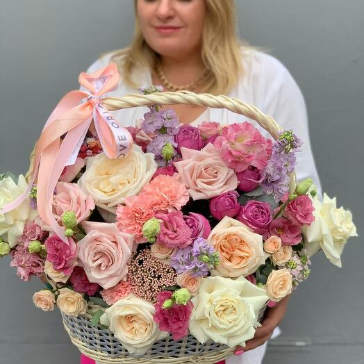 Ароматная корзина счастья с разными сортами пионовидных роз
