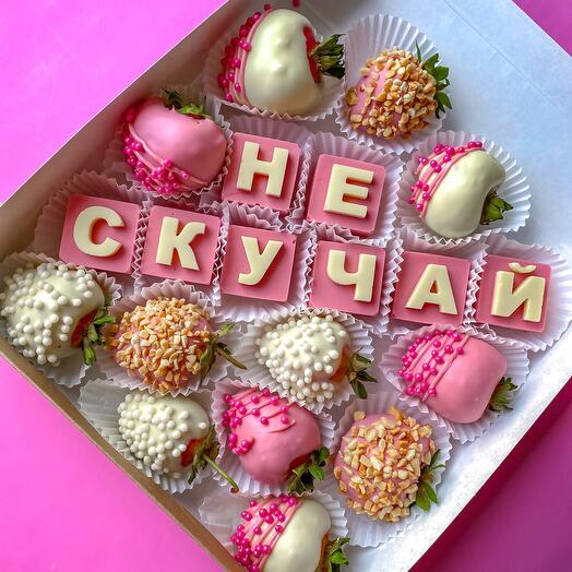 Fresas cubiertas de chocolate y letras de chocolate