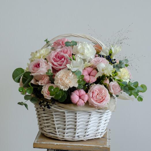 Cesta de flores de pionroz, clavel, algodón y eucalipto