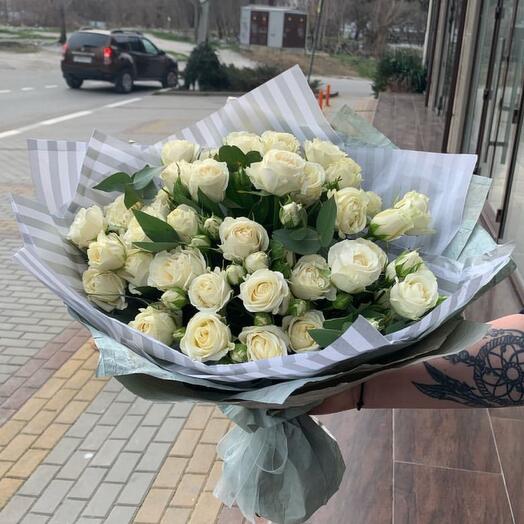 Букет из белых кустовых роз