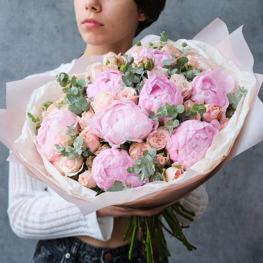 La peonía de Sarah Bernard y el arbusto de rosa Bombastic