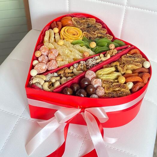 Delicious heart 💓 dried fruits and nuts