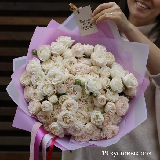 Букет из 19 белых кустовых роз