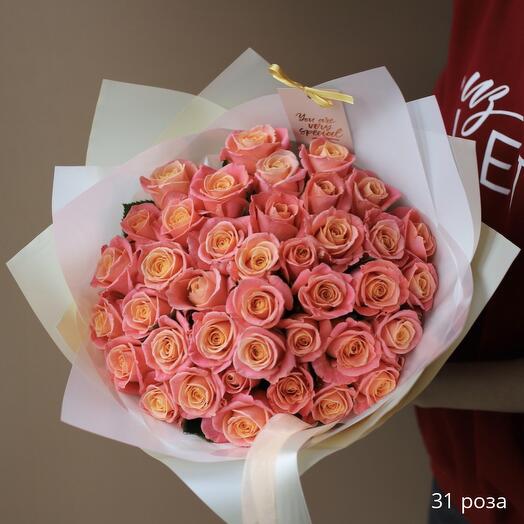 Букет из 31 персиковой розы