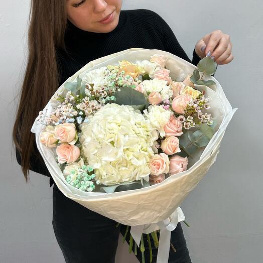 "Vanilla ice cream" bouquet with hydrangea and bush rose