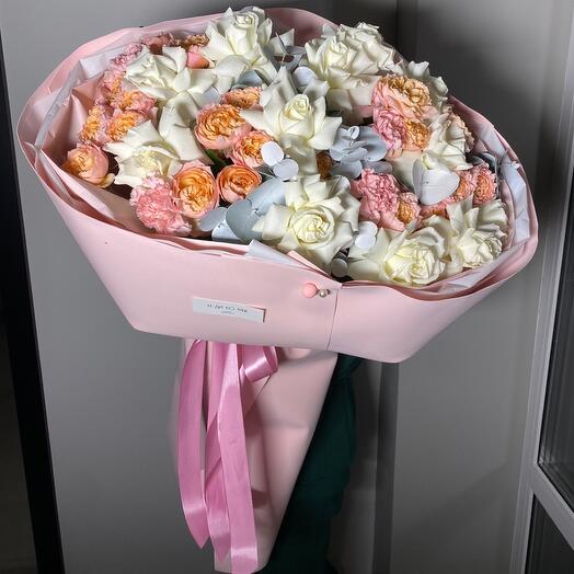 Сборный букет в нежной гамме (Белые розы, кустовые розы, диантусы, эвкалипт)