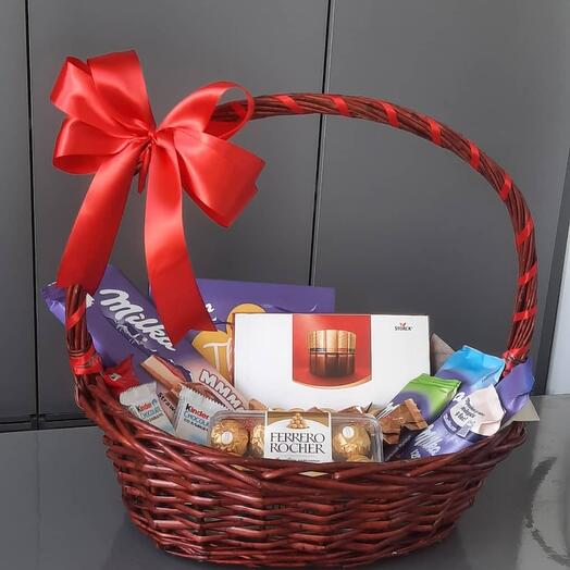 Корзина с конфетами