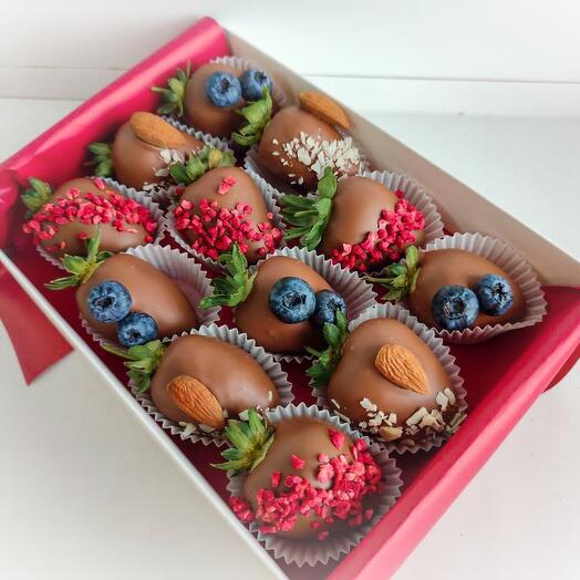 Коробочка клубники в шоколаде 12 шт  "Космос"