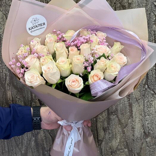 25 rosas con gypsophila