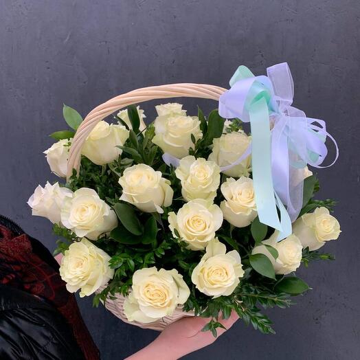 Корзина с 25 белыми розами «Мондиаль»