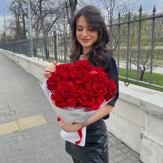 Моно букет красных ажурных роз 9 шт