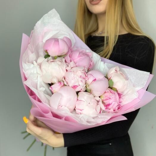 Букет клубничных пионов
