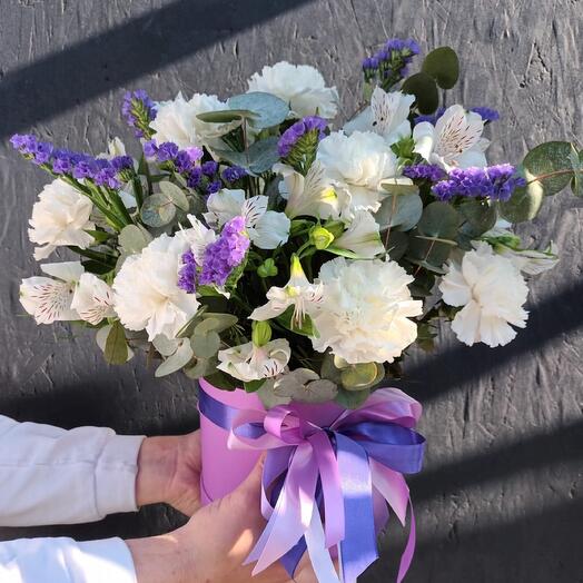 Hatbox with carnations, alstroemeria, statice and eucalyptus