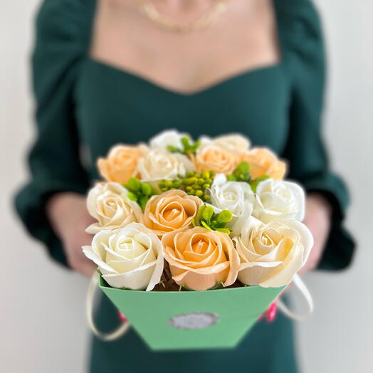 Осенний букет из 13 мыльных роз