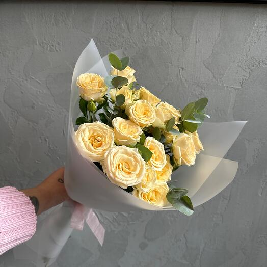 Bouquet of delicate cream bush roses