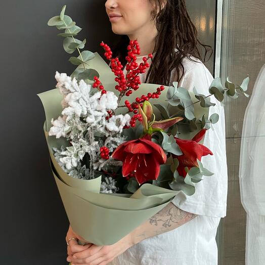 Зимний букет с амариллисом и ягодами