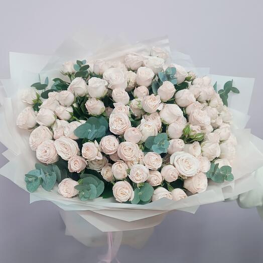 25 peony-shaped roses with Eucalyptus