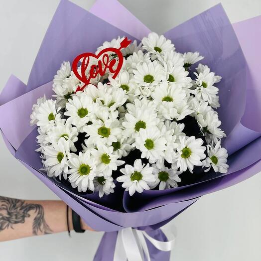 Белые ромашки в букете с красным сердечком love