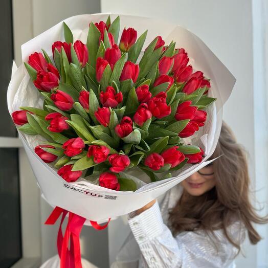 Моно букет из 45 красных тюльпанов в фирменной упаковке