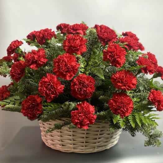 Корзина из красных гвоздик на возложение