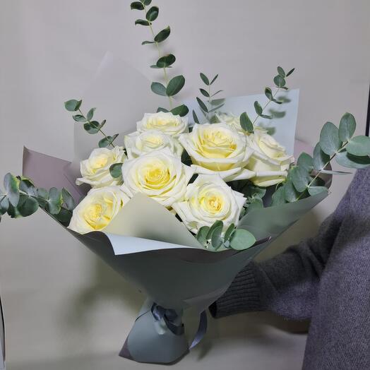 Bouquet of 7 white fragrant roses with eucalyptus