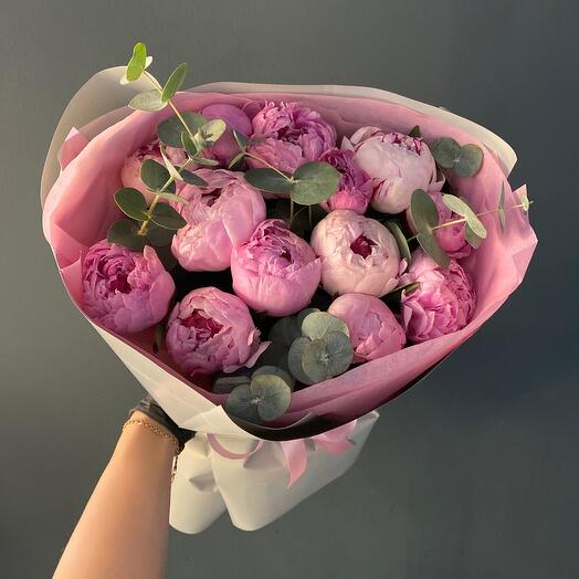 Пионы 13 с эвкалиптом