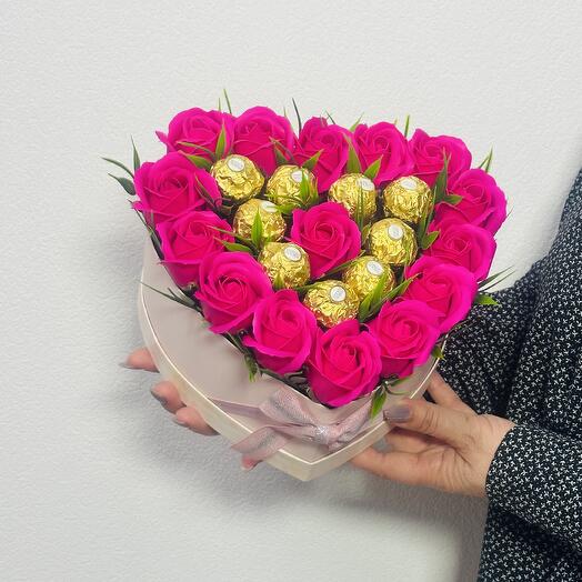 Букет из  мыльных роз и конфет "Ferrero Rosher"