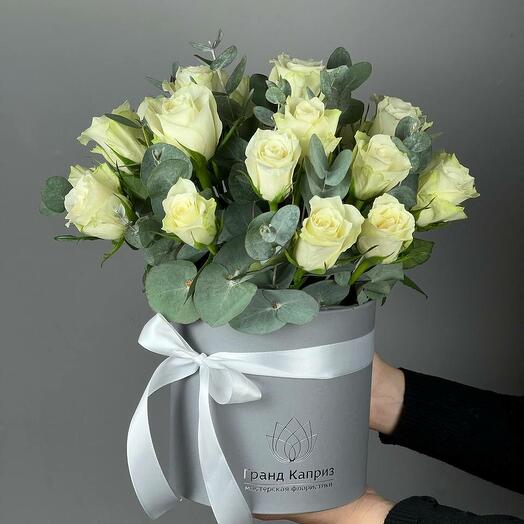 Композиция из роз Атена с эвкалиптом (25 шт)